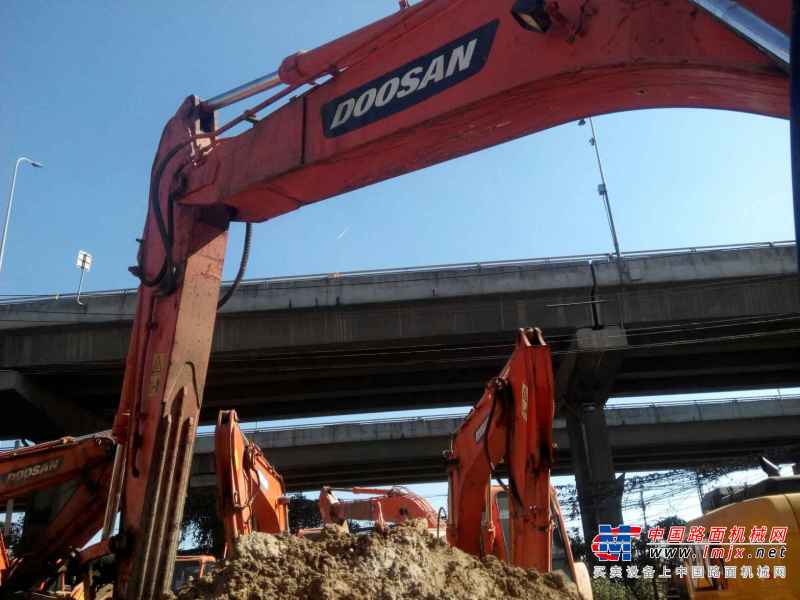 云南出售转让二手6000小时2009年斗山DH220挖掘机