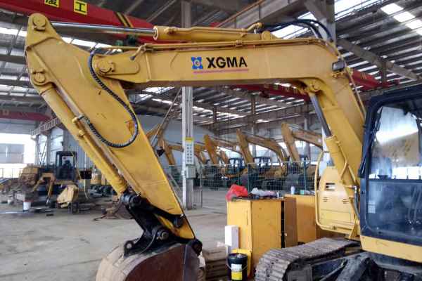 安徽出售转让二手4800小时2013年厦工XG808挖掘机