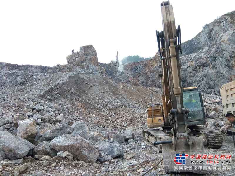 贵州出售转让二手12000小时2005年卡特彼勒320C挖掘机