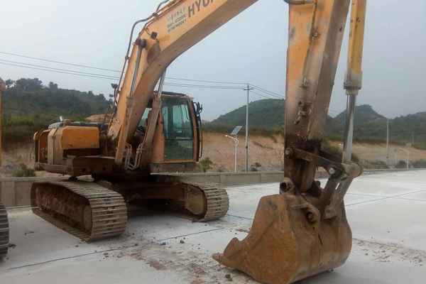 贵州出售转让二手8900小时2010年现代R225LC挖掘机