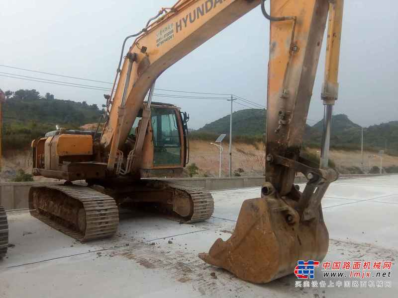 贵州出售转让二手8900小时2010年现代R225LC挖掘机