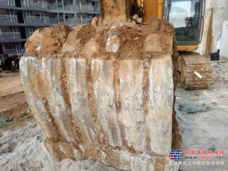 贵州出售转让二手8600小时2010年柳工CLG225C挖掘机