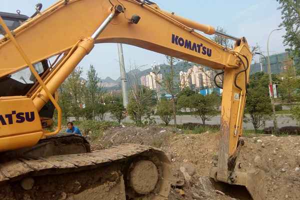 贵州出售转让二手8300小时2010年柳工CLG225C挖掘机