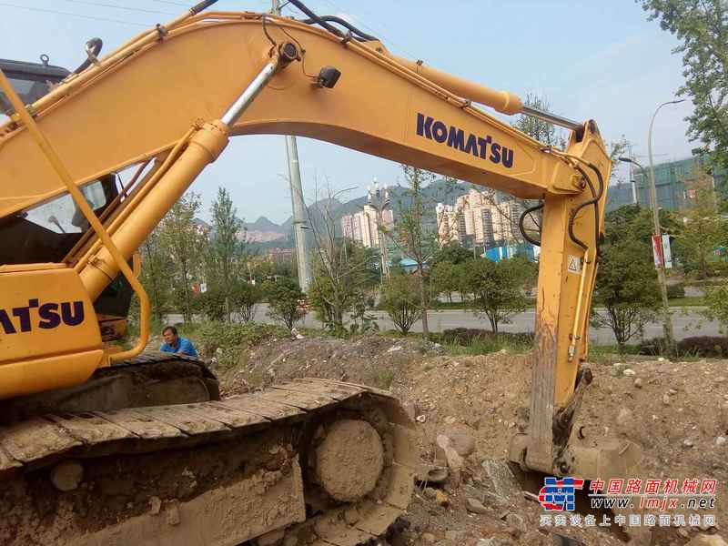 贵州出售转让二手8300小时2010年柳工CLG225C挖掘机