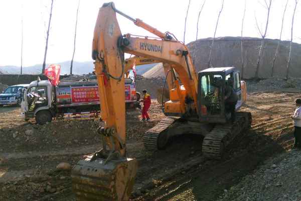 辽宁出售转让二手5600小时2011年现代R225LC挖掘机