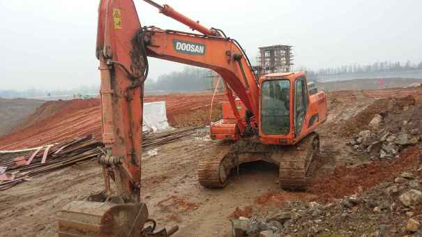 湖北出售转让二手8821小时2011年斗山DH215挖掘机