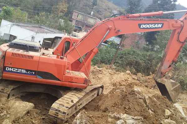 贵州出售转让二手8000小时2010年斗山DH225LC挖掘机