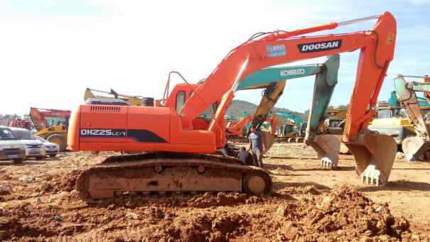 云南出售转让二手6500小时2009年斗山DH220LC挖掘机