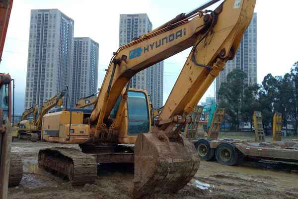云南出售转让二手12000小时2010年现代R225LC挖掘机