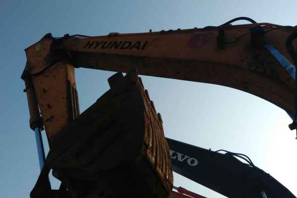 山东出售转让二手5000小时2012年现代R215挖掘机