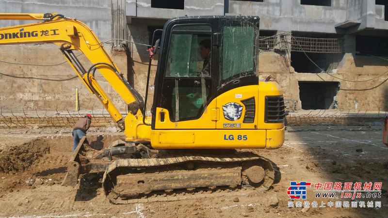 山东出售转让二手3500小时2014年龙工LG6065挖掘机
