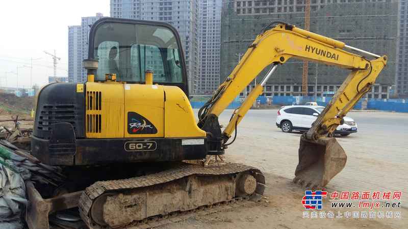 河南出售转让二手6443小时2010年现代R60挖掘机