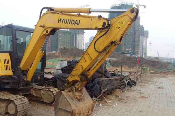 河南出售转让二手6443小时2010年现代R60挖掘机