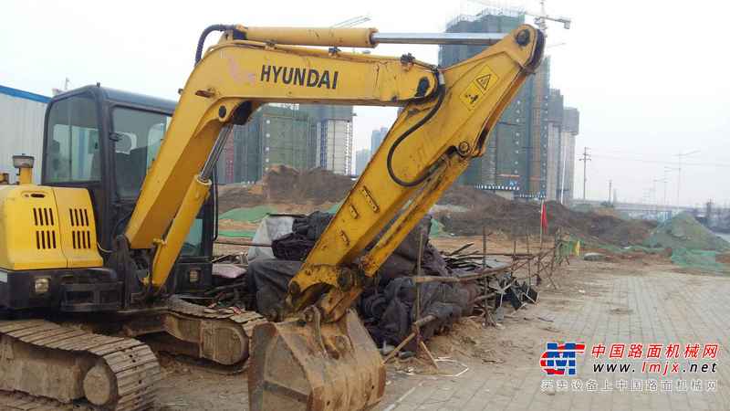 河南出售转让二手6443小时2010年现代R60挖掘机
