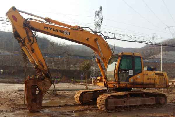 河南出售转让二手9100小时2005年现代R220LC挖掘机