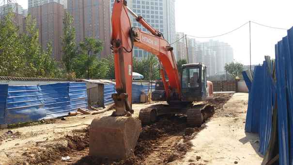 陕西出售转让二手5700小时2010年日立ZX240挖掘机