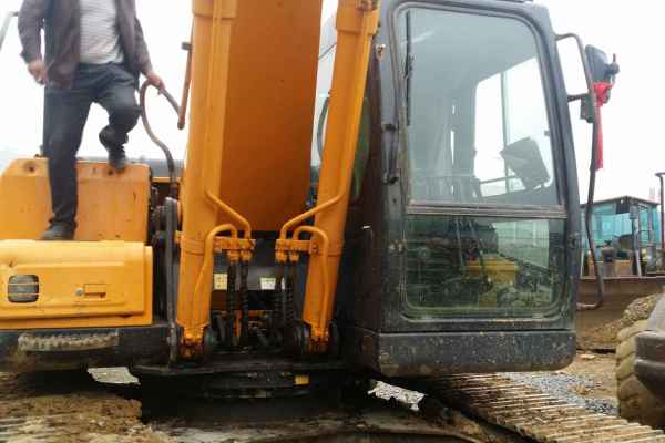 贵州出售转让二手6900小时2012年现代R215挖掘机