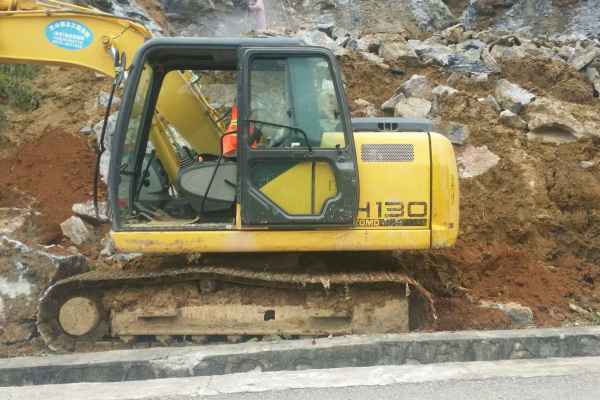 云南出售转让二手3000小时2013年住友SH130挖掘机