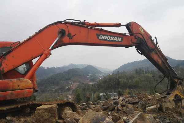 贵州出售转让二手8200小时2011年斗山DH215挖掘机