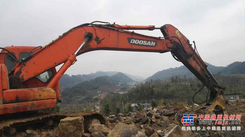 贵州出售转让二手8200小时2011年斗山DH215挖掘机