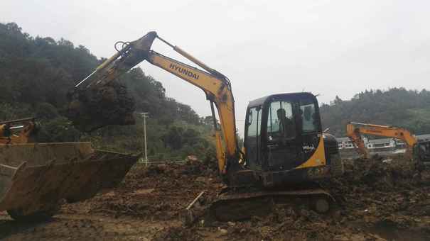 贵州出售转让二手8014小时2010年现代R60挖掘机