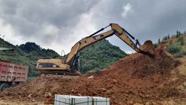 贵州出售转让二手7813小时2009年卡特彼勒325D挖掘机