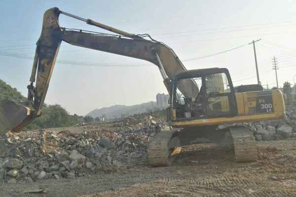 贵州出售转让二手7600小时2012年小松PC240LC挖掘机