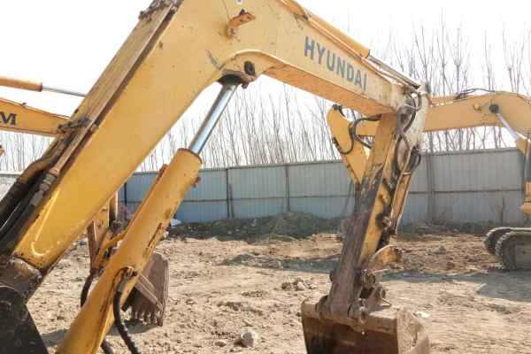 山东出售转让二手8000小时2008年现代R60挖掘机