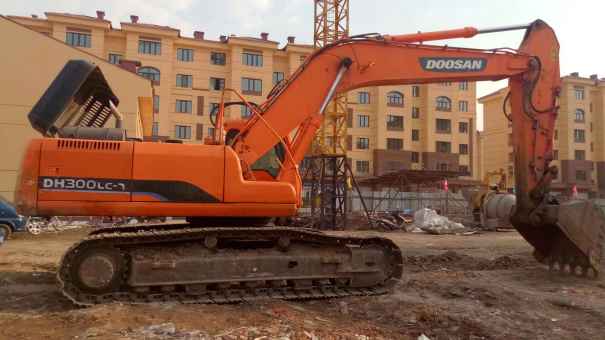 黑龙江出售转让二手14000小时2011年斗山DH300LC挖掘机