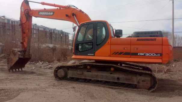 黑龙江出售转让二手8000小时2010年斗山DX260LC挖掘机