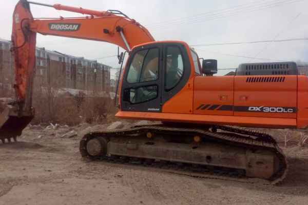 黑龙江出售转让二手8000小时2010年斗山DX260LC挖掘机