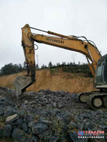贵州出售转让二手7936小时2011年现代R215挖掘机