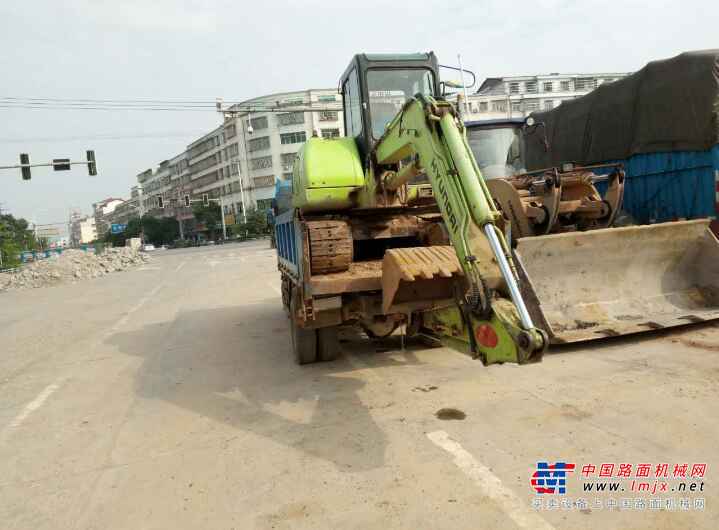 江西出售转让二手15000小时2005年现代R60挖掘机