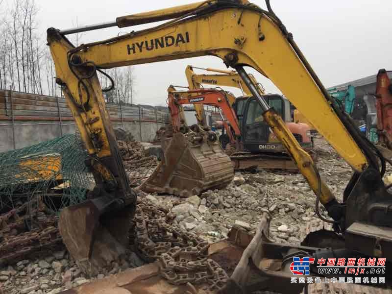 四川出售转让二手8900小时2010年现代R60挖掘机