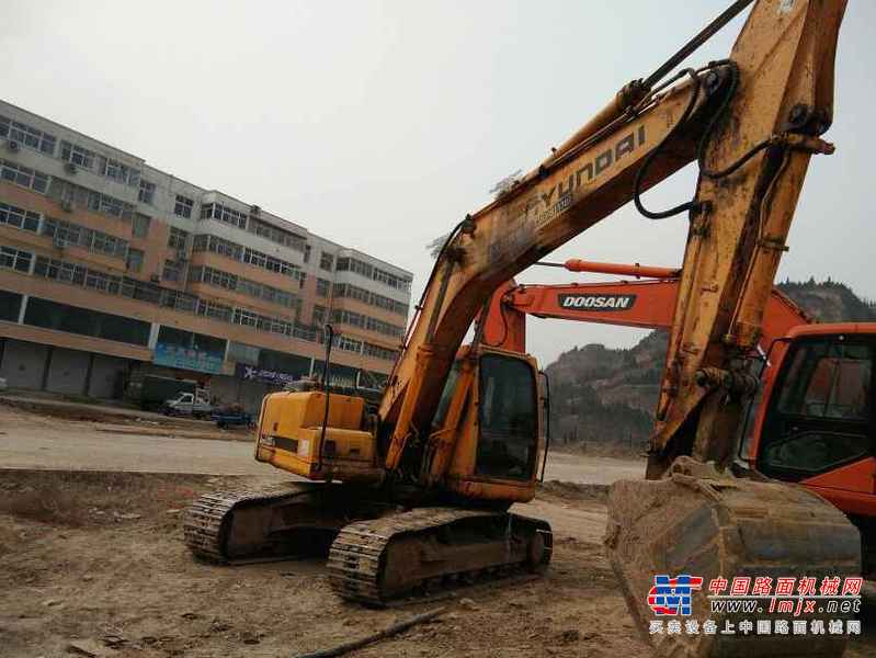 河南出售转让二手9000小时2007年现代R215挖掘机