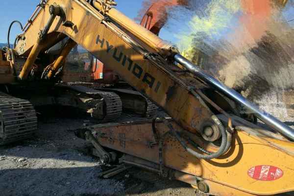 黑龙江出售转让二手18000小时2005年现代R300LC挖掘机