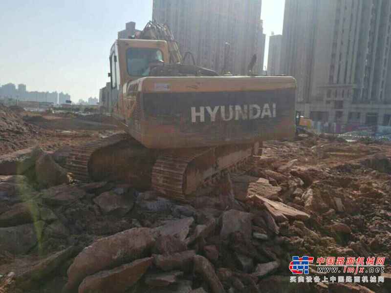 江西出售转让二手6800小时2011年现代R215挖掘机