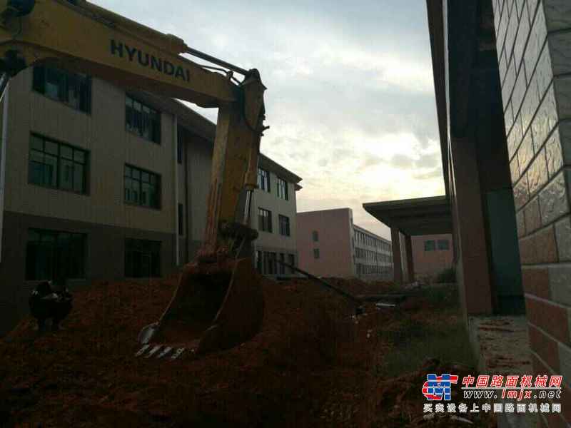 江西出售转让二手1200小时2016年现代R80挖掘机
