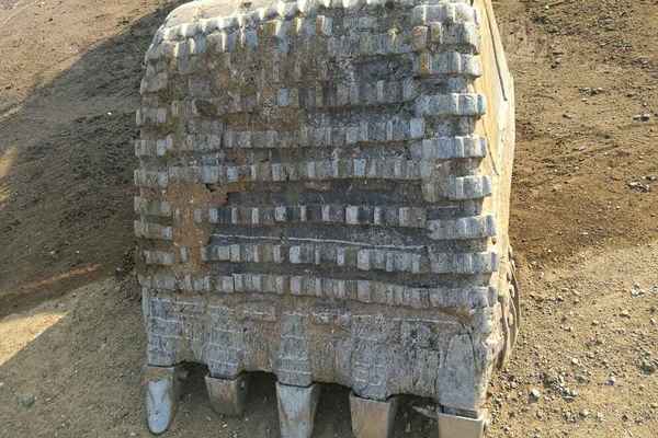 黑龙江出售转让二手13000小时2007年日立ZX240挖掘机