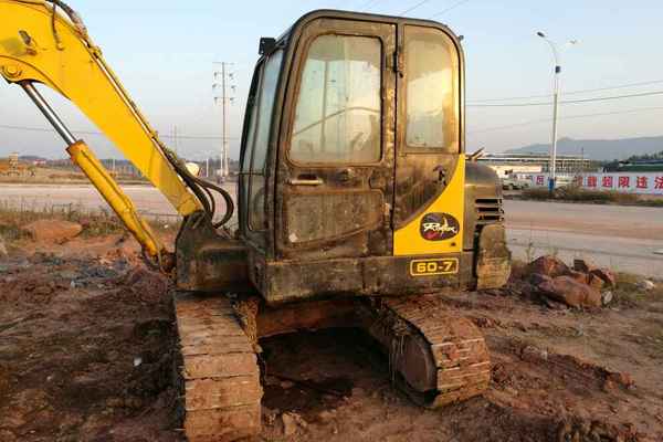 江西出售转让二手7600小时2010年现代R60挖掘机