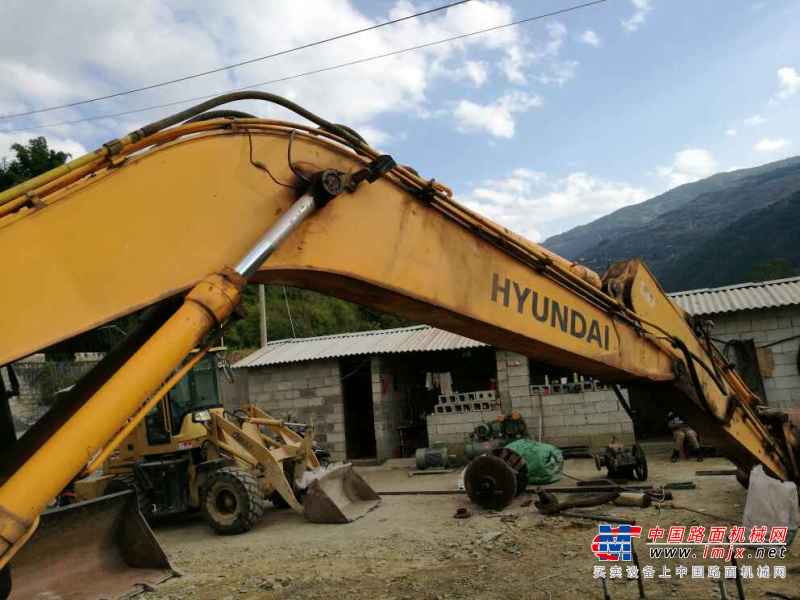 云南出售转让二手9000小时2010年现代R215挖掘机