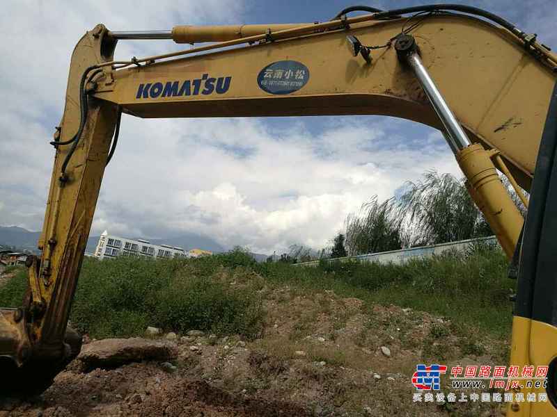 云南出售转让二手8000小时2011年小松PC220挖掘机