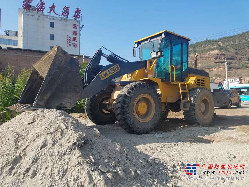 陕西出售转让二手2000小时2009年徐工LW521F装载机