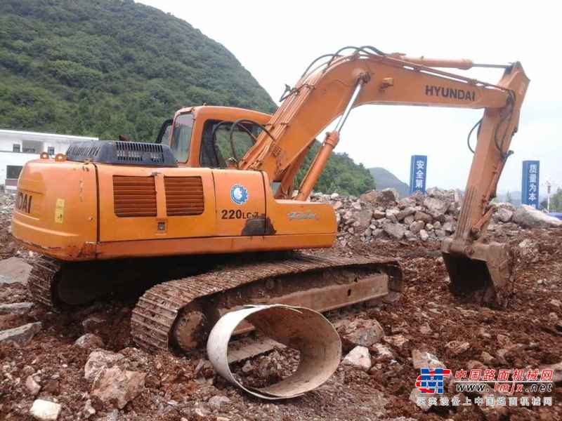 贵州出售转让二手14000小时2005年现代R220LC挖掘机