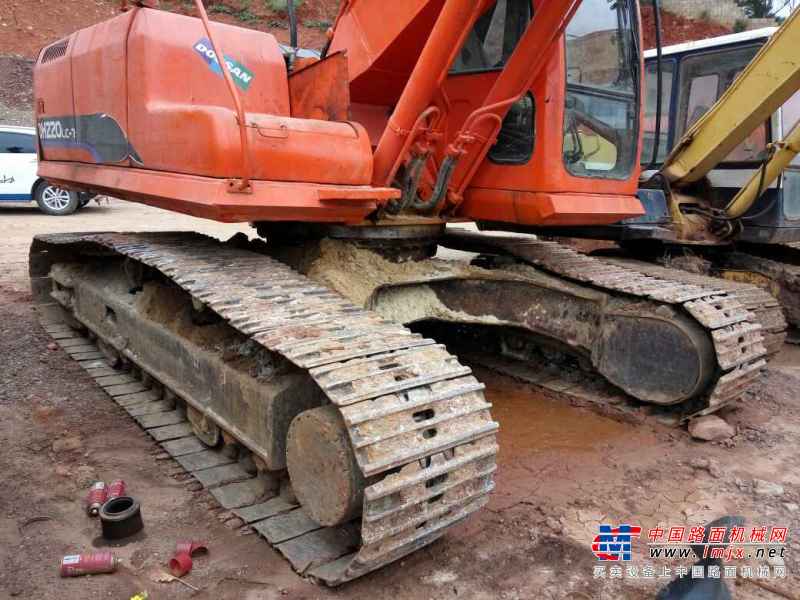 云南出售转让二手8000小时2010年斗山DH220挖掘机