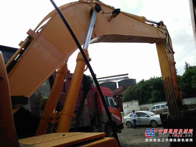 云南出售转让二手3800小时2010年龙工LG6225挖掘机