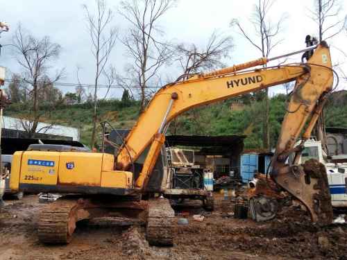云南出售转让二手9600小时2010年现代R225LC挖掘机
