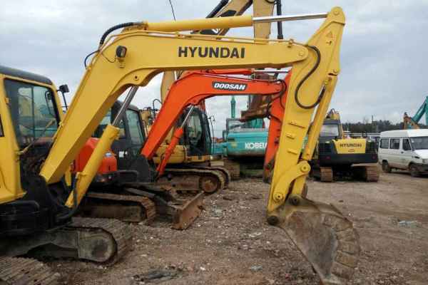 云南出售转让二手3000小时2009年现代R60挖掘机
