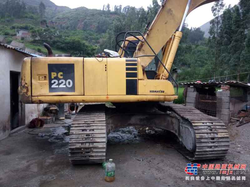 云南出售转让二手8000小时2008年小松PC220挖掘机