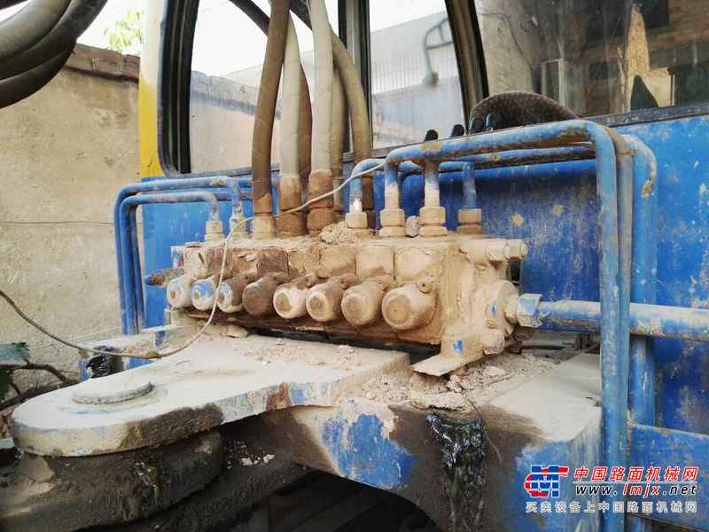 陕西出售转让二手3000小时2011年欣安远轮挖AWL7038挖掘机